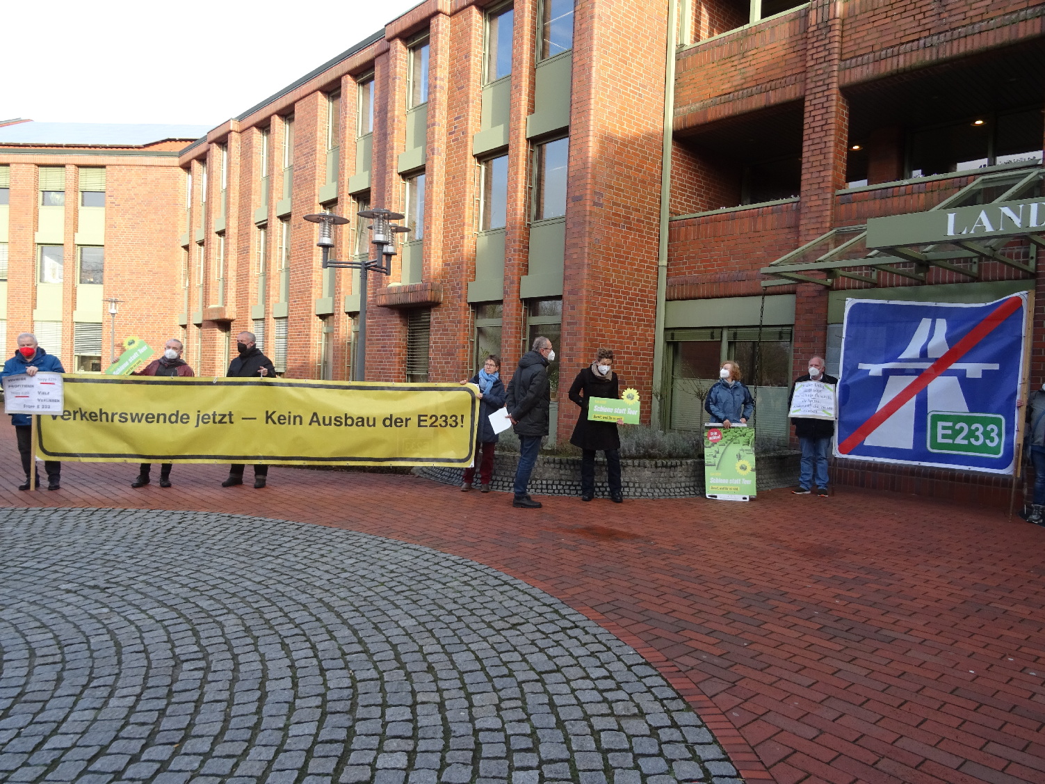 Demo -Teilnehmer (BI Exit E 233 und VCE) vor dem Kreishaus Meppen